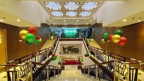 A grand staircase with a glass ceiling, leading to a reception area decorated with balloons. - Vienna International Hotel (Beijing Niujie Guang'anmennei Subway Station Branch) (Beijing)