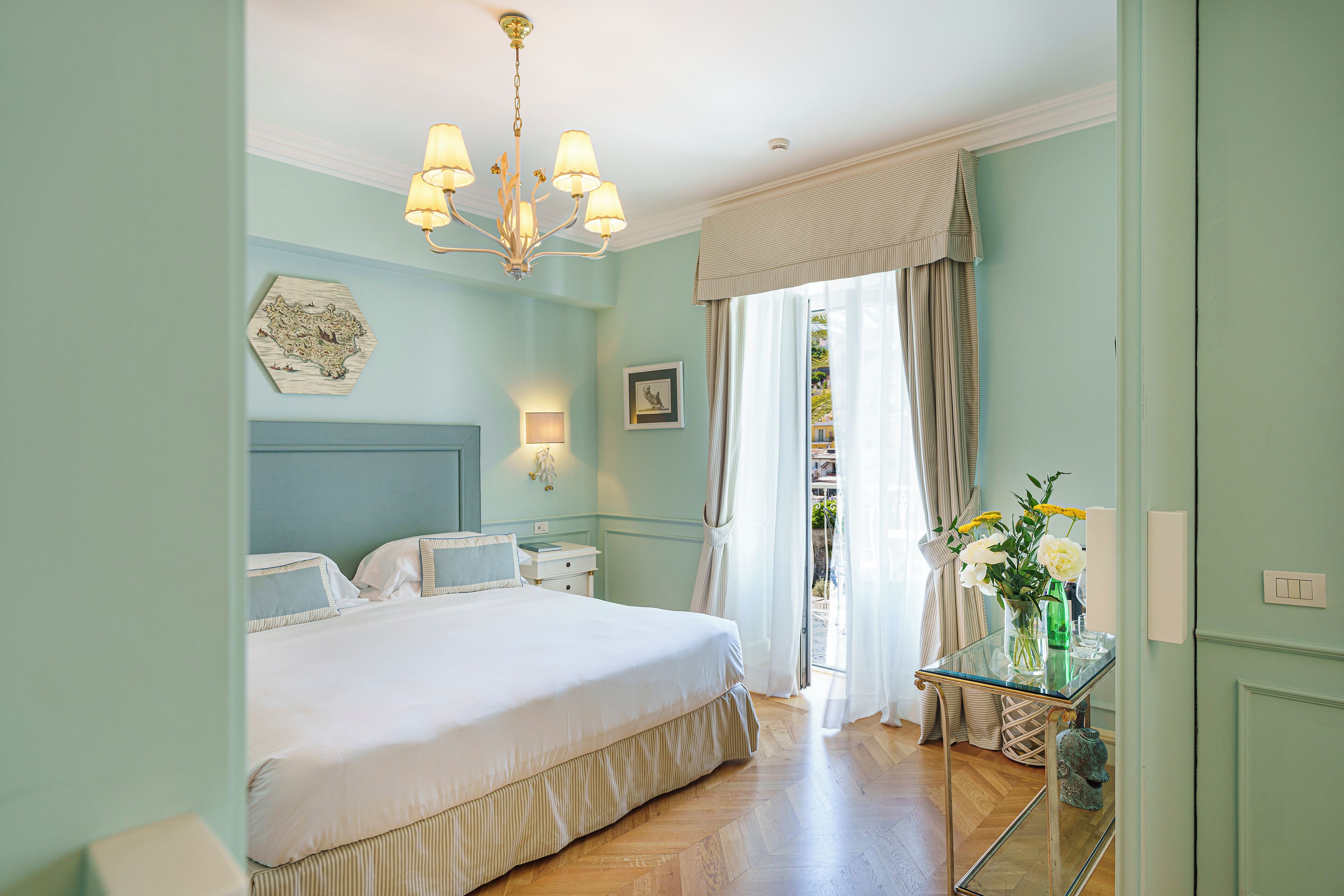 Sviitti, parveke | Ylelliset vuodevaatteet, untuvapeitot, minibaari, tallelokero huoneessa