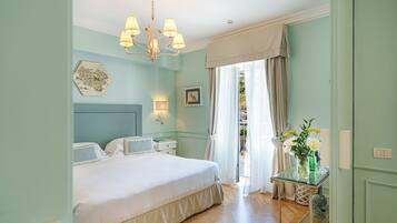 Sviitti, parveke | Ylelliset vuodevaatteet, untuvapeitot, minibaari, tallelokero huoneessa