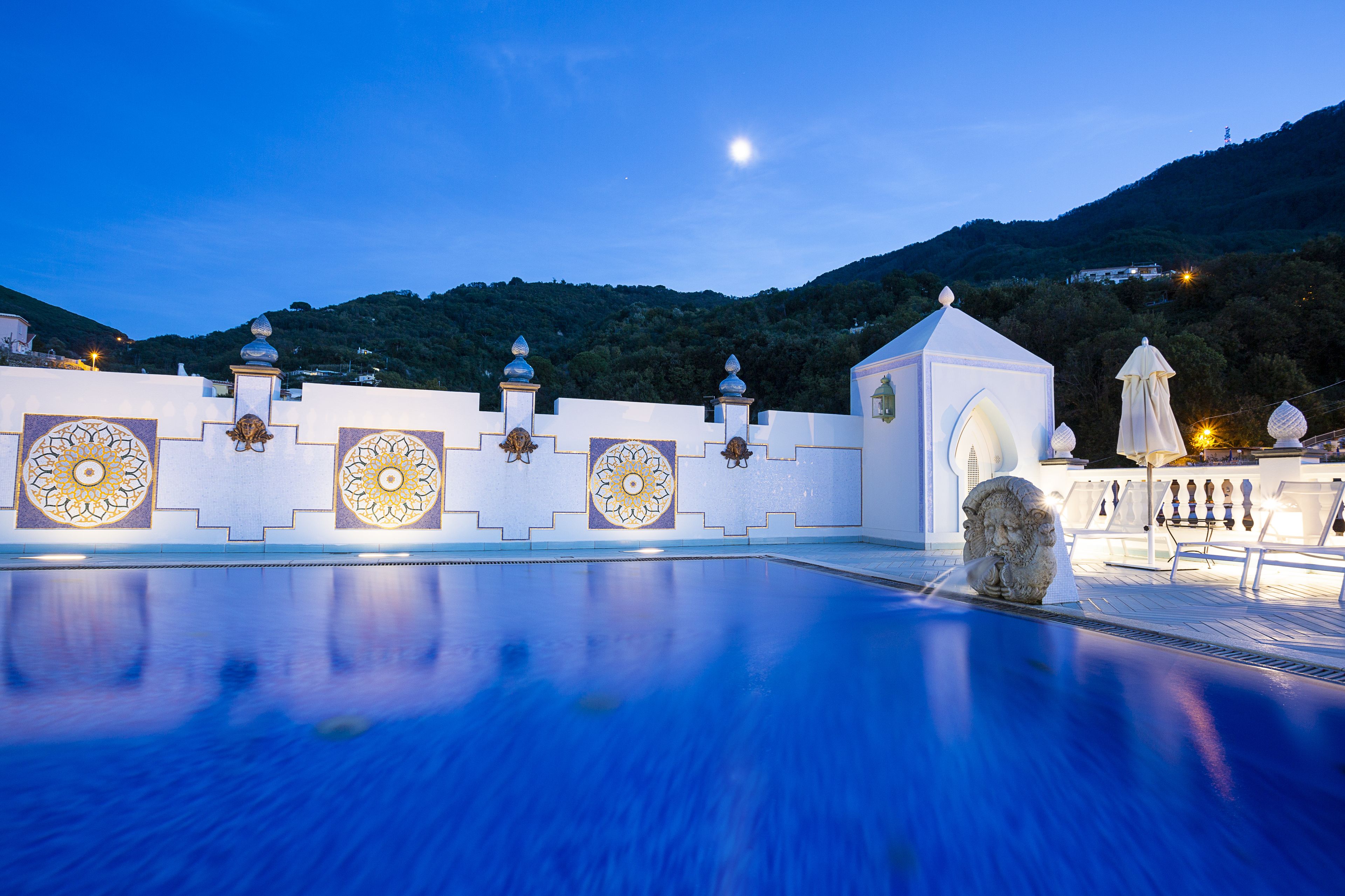 Piscine couverte, piscine extérieure, parasols de plage