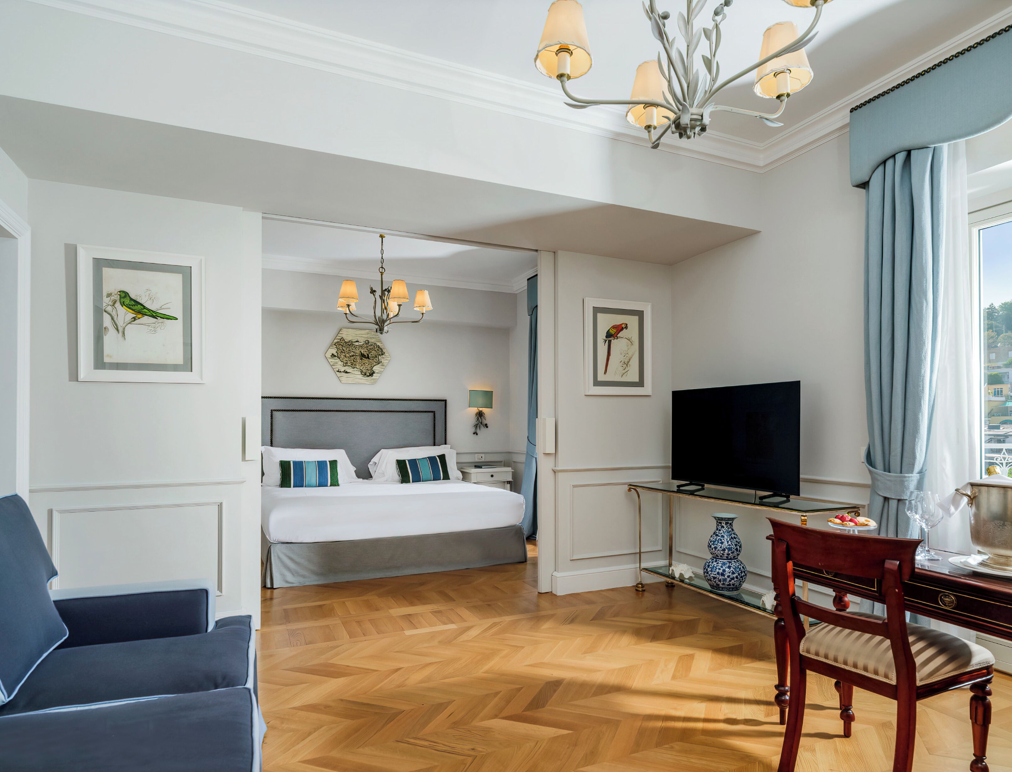 Suite, balcone | Biancheria da letto di alta qualità, copriletto in piuma, minibar