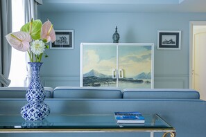 Suite, balcone | Biancheria da letto di alta qualità, copriletto in piuma, minibar