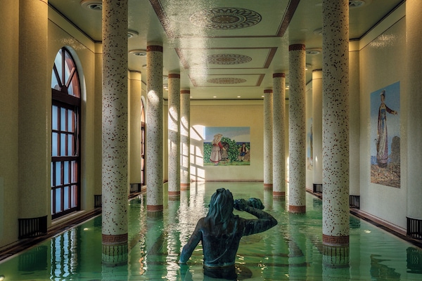 Inomhuspool, utomhuspool och parasoller