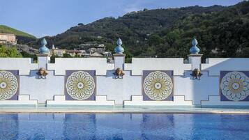 Sisäuima-allas, ulkouima-allas, aurinkovarjoja