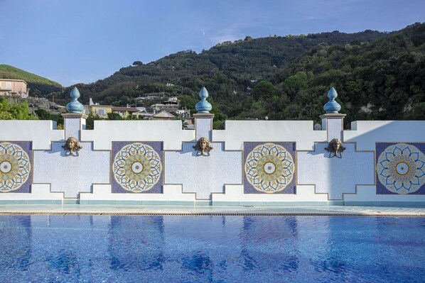 Piscine couverte, piscine extérieure, parasols de plage