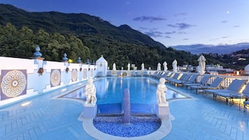 Inomhuspool, utomhuspool och parasoller