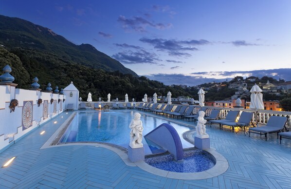 Indoor pool, outdoor pool, pool umbrellas - Manzi Hotel & Spa (Casamicciola Terme)