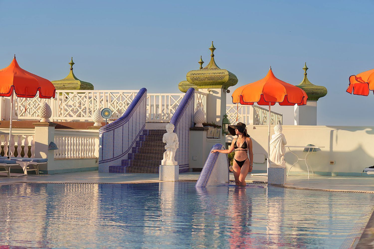 室內游泳池和室外游泳池，提供泳池遮陽傘