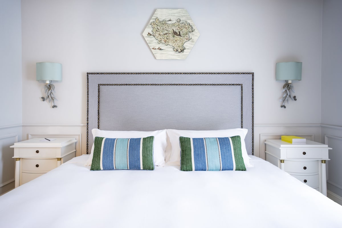 Suite, Balcony | 1 bedroom, premium bedding, down duvets, minibar