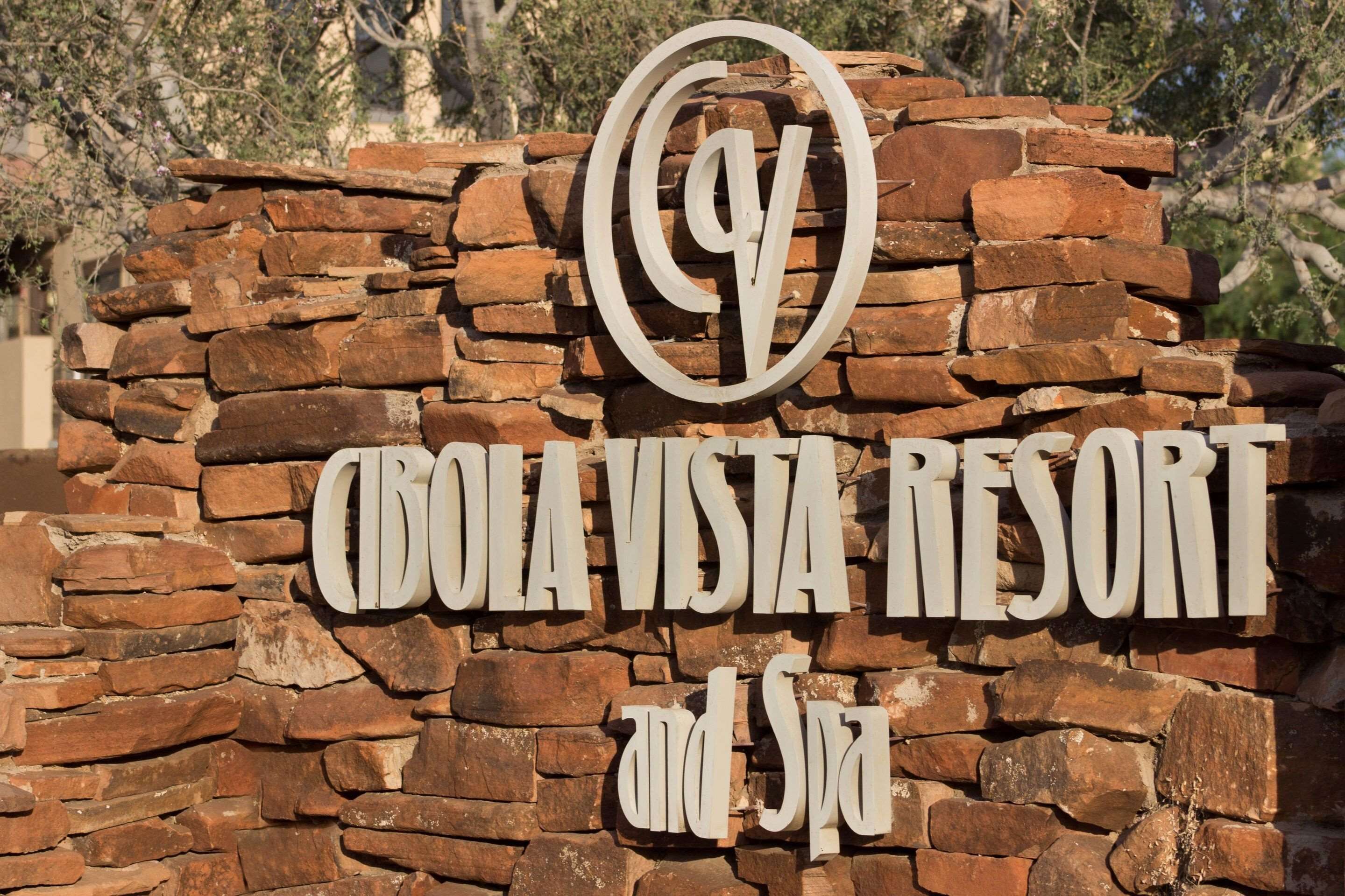 Un muro di pietra con il testo "Cibola Vista Resort and Spa" e un logo sopra.