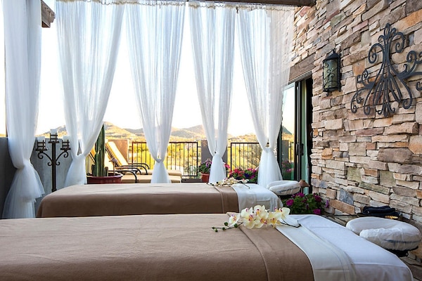 Couples treatment rooms, body treatments, aromatherapy