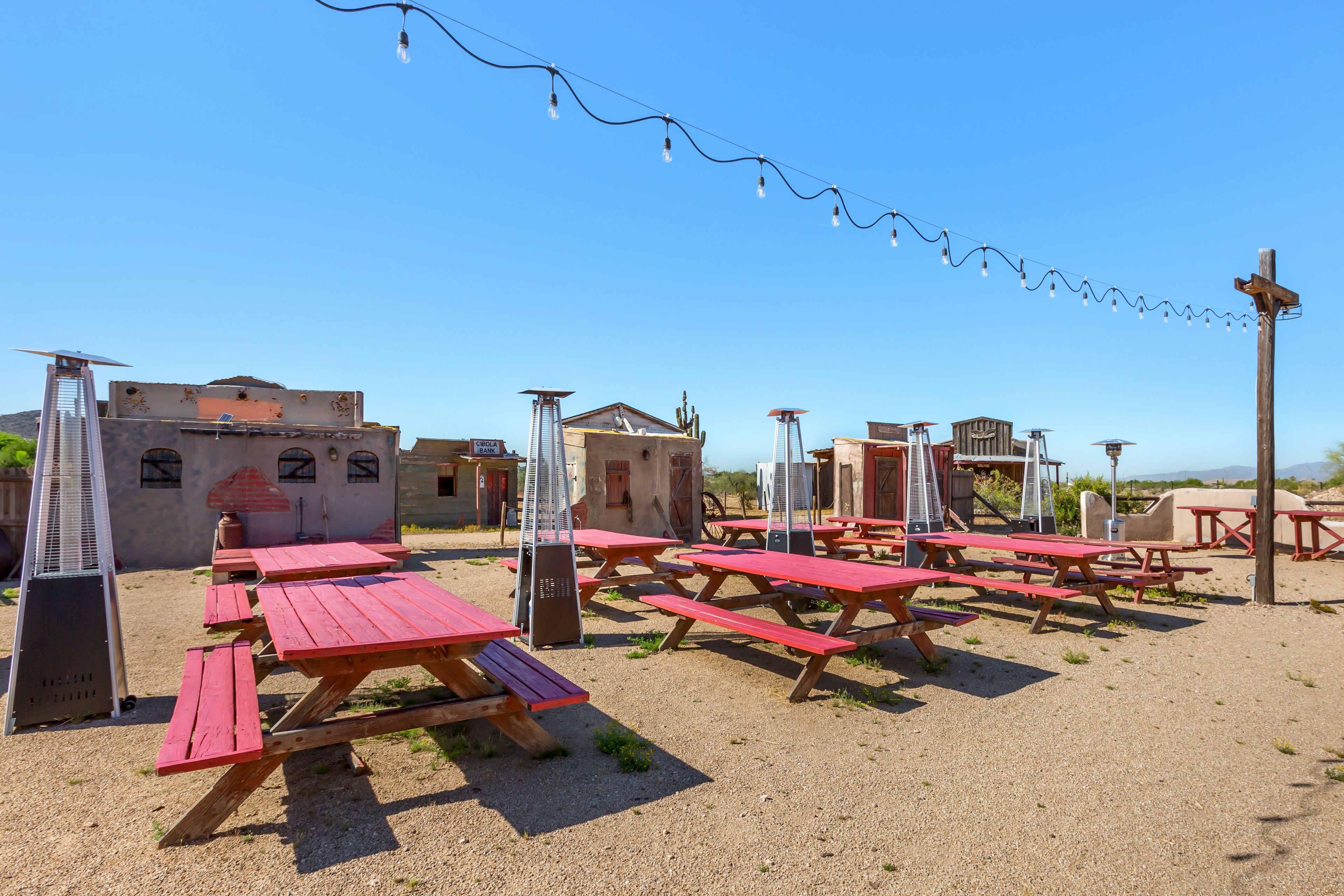 Mesas de picnic al aire libre y edificios con calentadores solares de agua.
