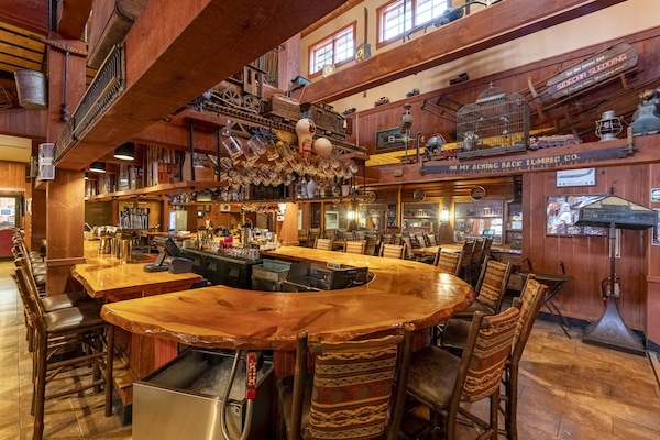 3 bars/lounges