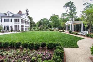Outdoor wedding area - The Duke Mansion (Charlotte)