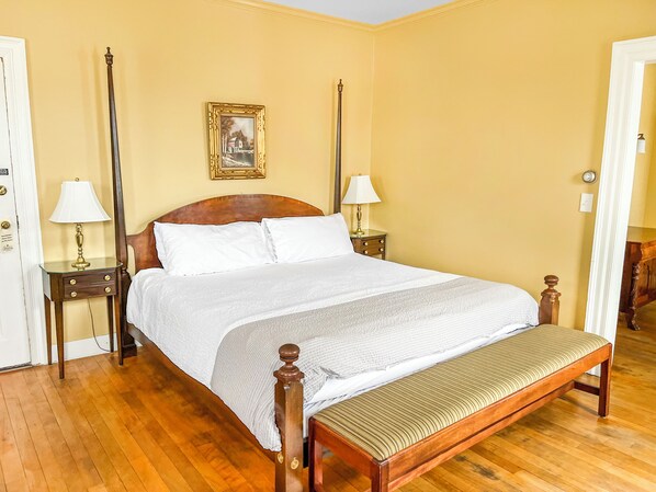 Deluxe Room, 1 King Bed | Room amenity