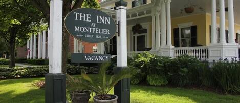 Schild des The Inn at Montpelier, das freie Zimmer anzeigt.