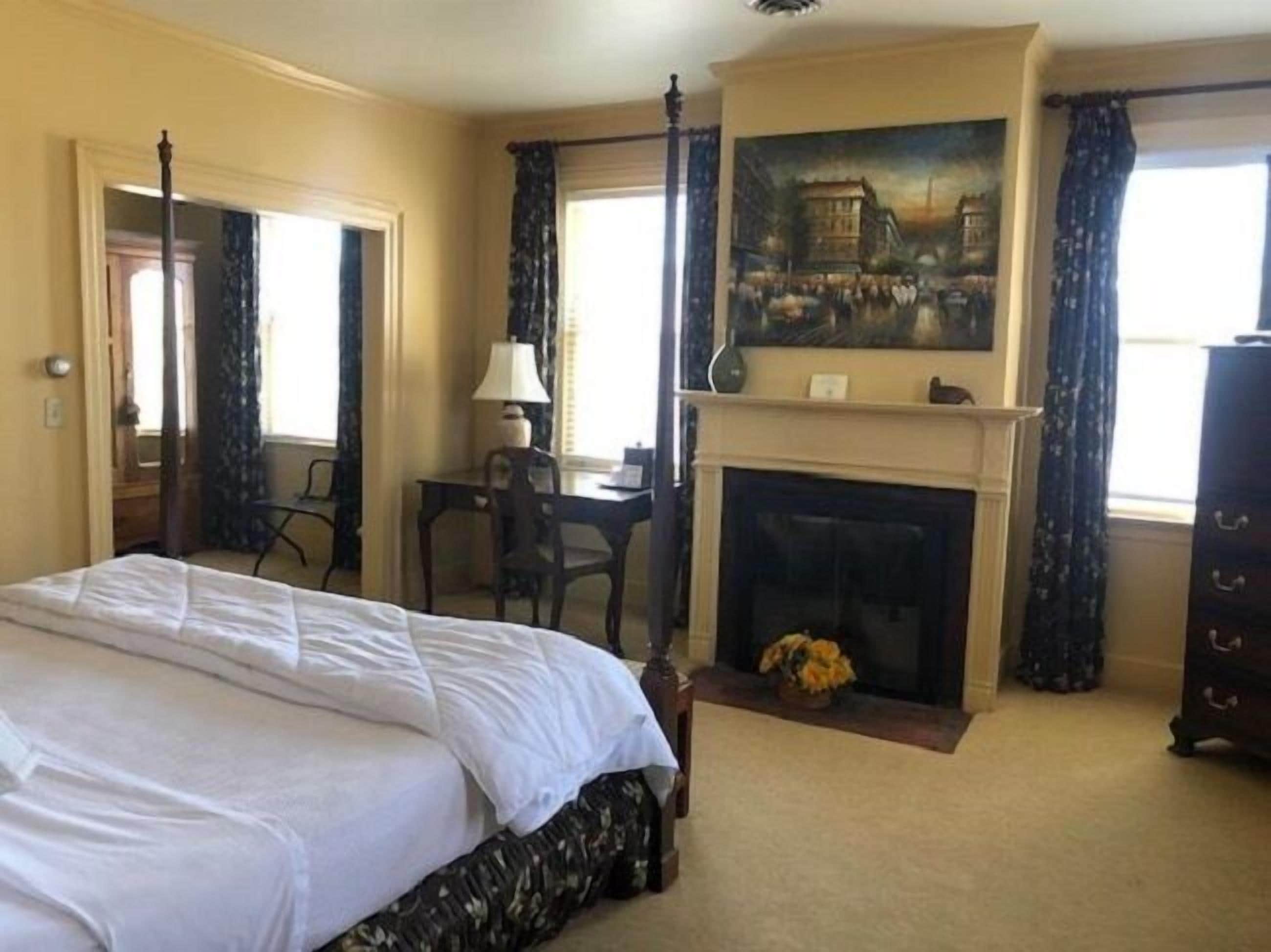 Deluxe Room, 1 King Bed | Premium bedding, individually decorated, individually furnished, desk