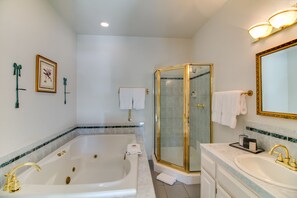 套房, 1 张大床和 1 张沙发床 (Courtyard) | 浴室 | 名牌洗护用品、吹风机、浴袍、毛巾