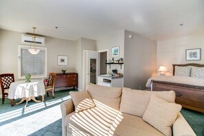 Suite, 1 Queen Bed with Sofa bed (Courtyard) | Living area | Flat-screen TV - Winchester Inn (Ashland)