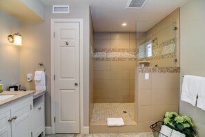 Suite, 2 chambres (Duet Suite) | Salle de bain | Articles de toilette de luxe, sèche-cheveux, peignoirs