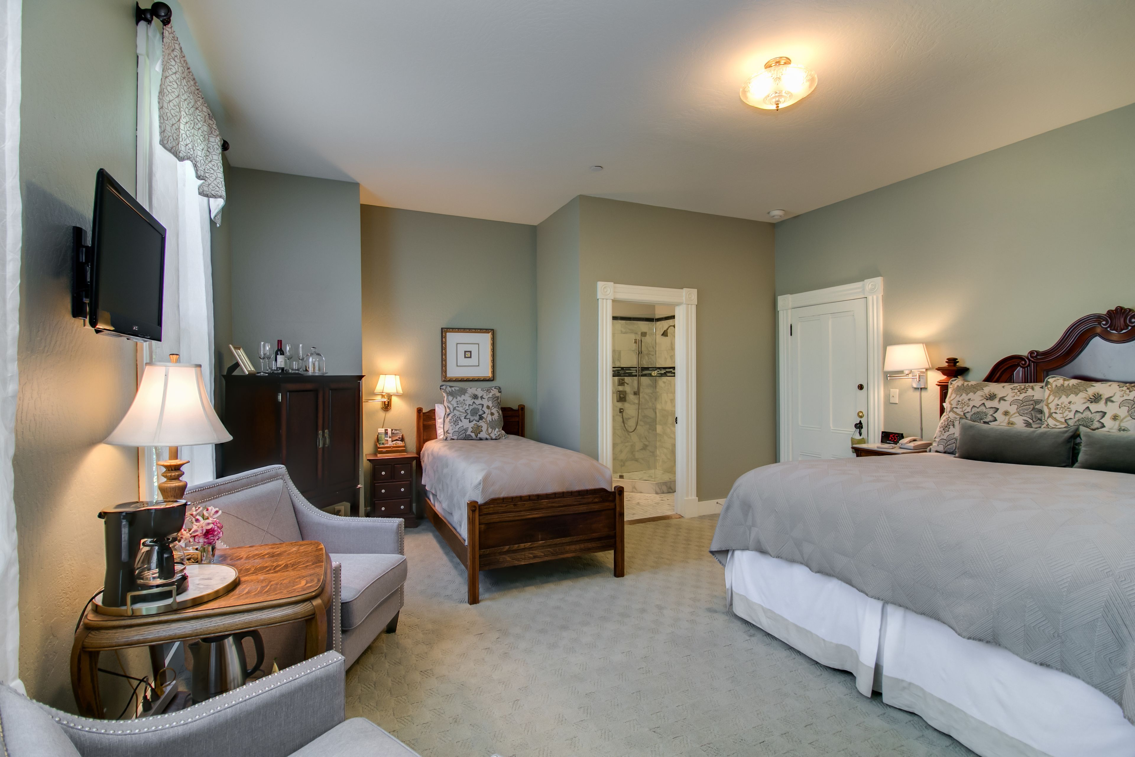 双人房 (Queen Anne) | 埃及棉床单、高档床上用品、羽绒被、加  厚床垫