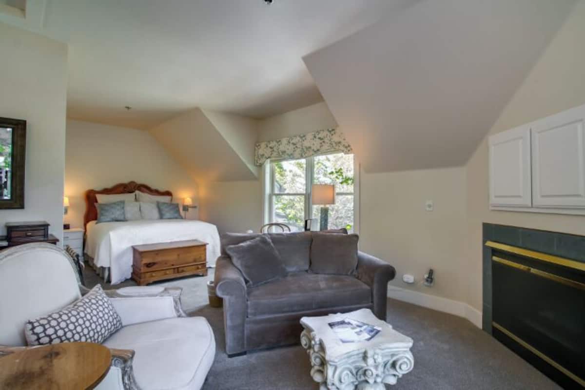 Suite, Garden View | Living area | Flat-screen TV