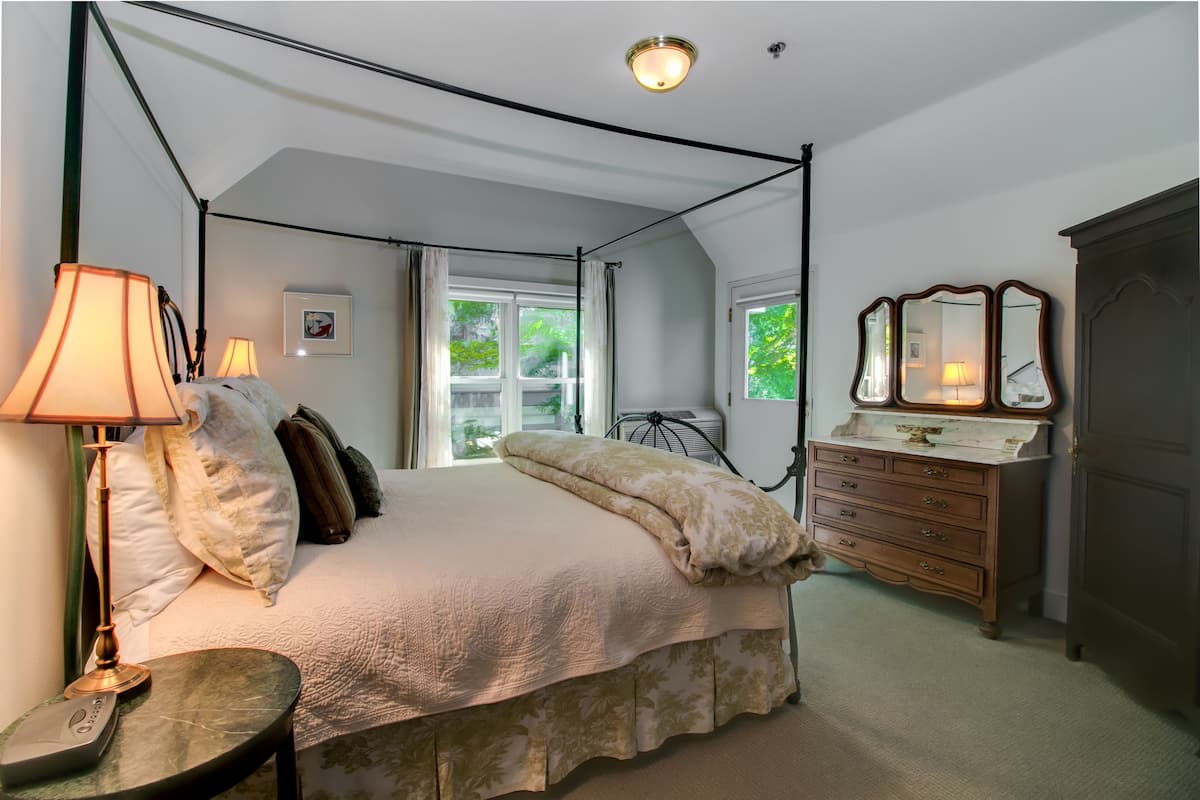 Suite, 1 King Bed (Barbara Howard) | Egyptian cotton sheets, premium bedding, down duvets, pillow-top beds