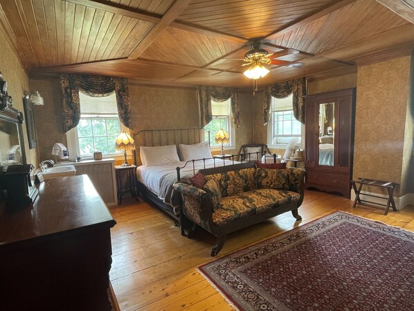 Martin Chester's Room | Premium bedding, individually decorated, individually furnished - Arlington Inn (Arlington)