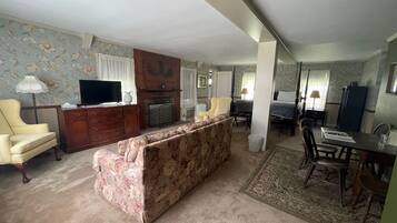 Lucinda's Suite | Premium bedding, individually decorated, individually furnished