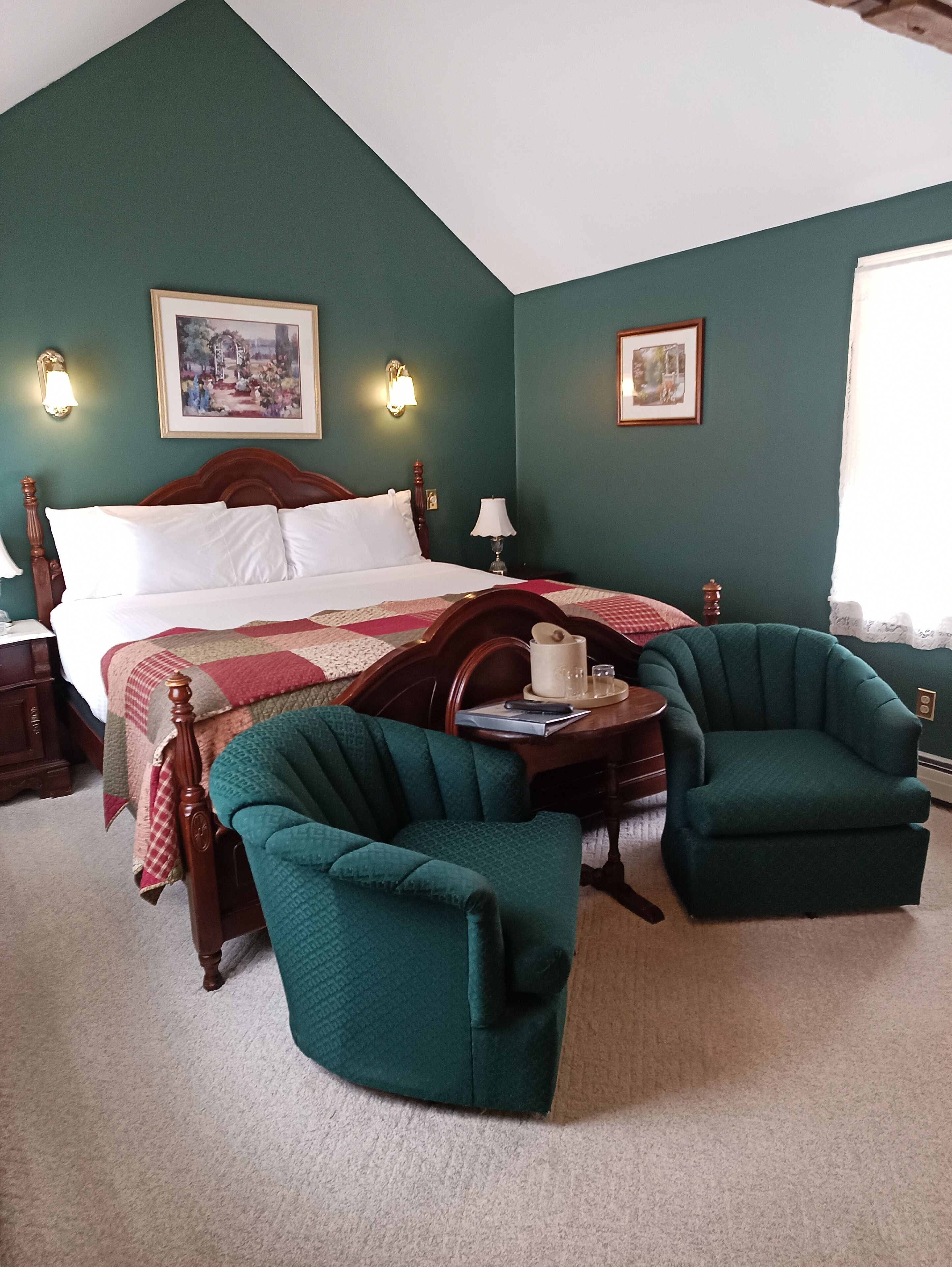 Victoria's Garden Retreat | Premium bedding, individually decorated, individually furnished