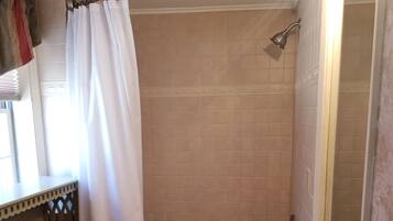 Une salle de bain avec une baignoire, un lavabo et un miroir.