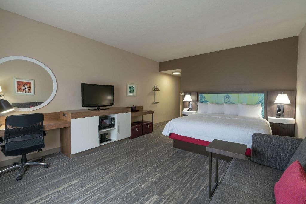 Premium bedding, in-room safe, desk, blackout drapes