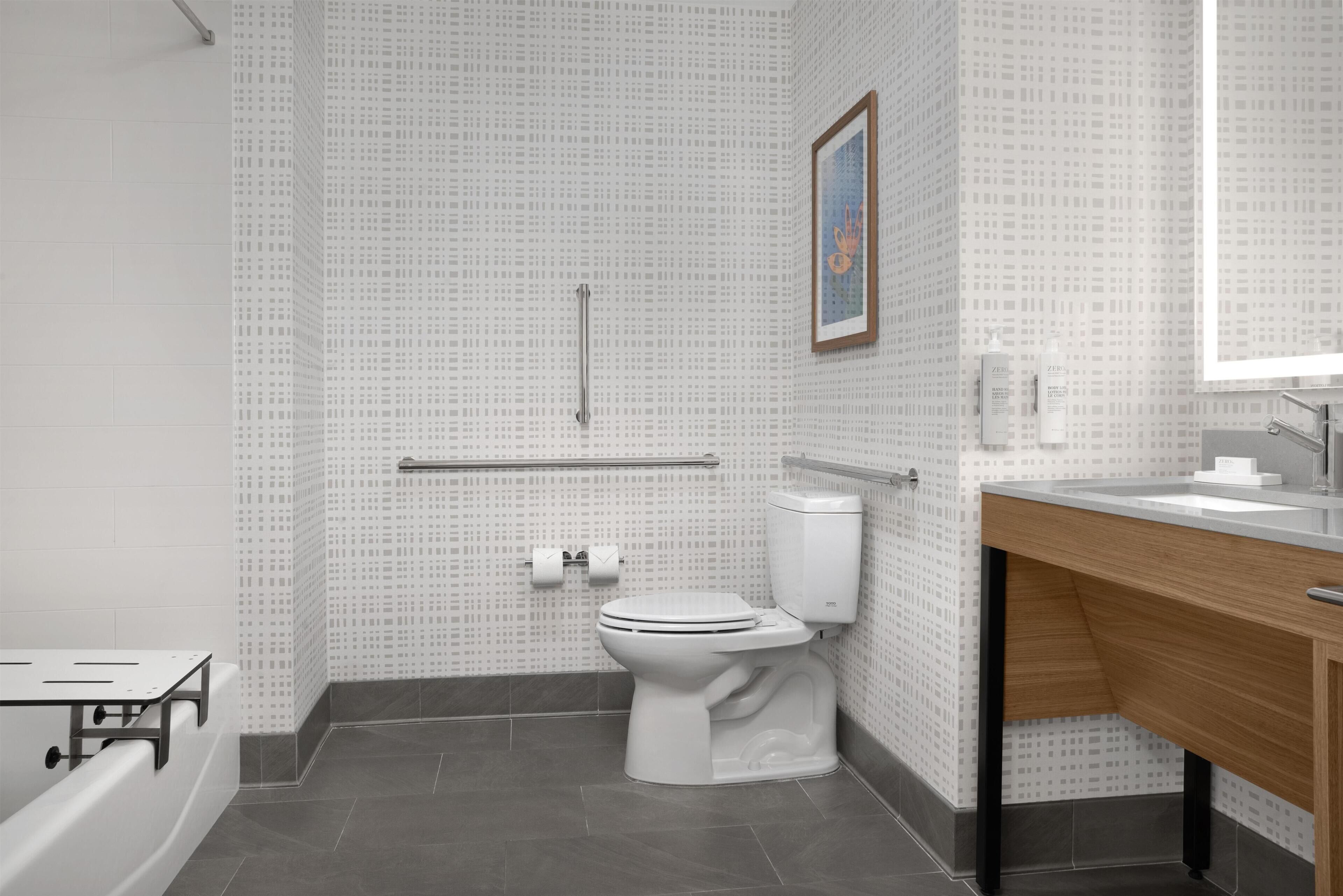 Et moderne badeværelse med toilet, bidet og badekar.