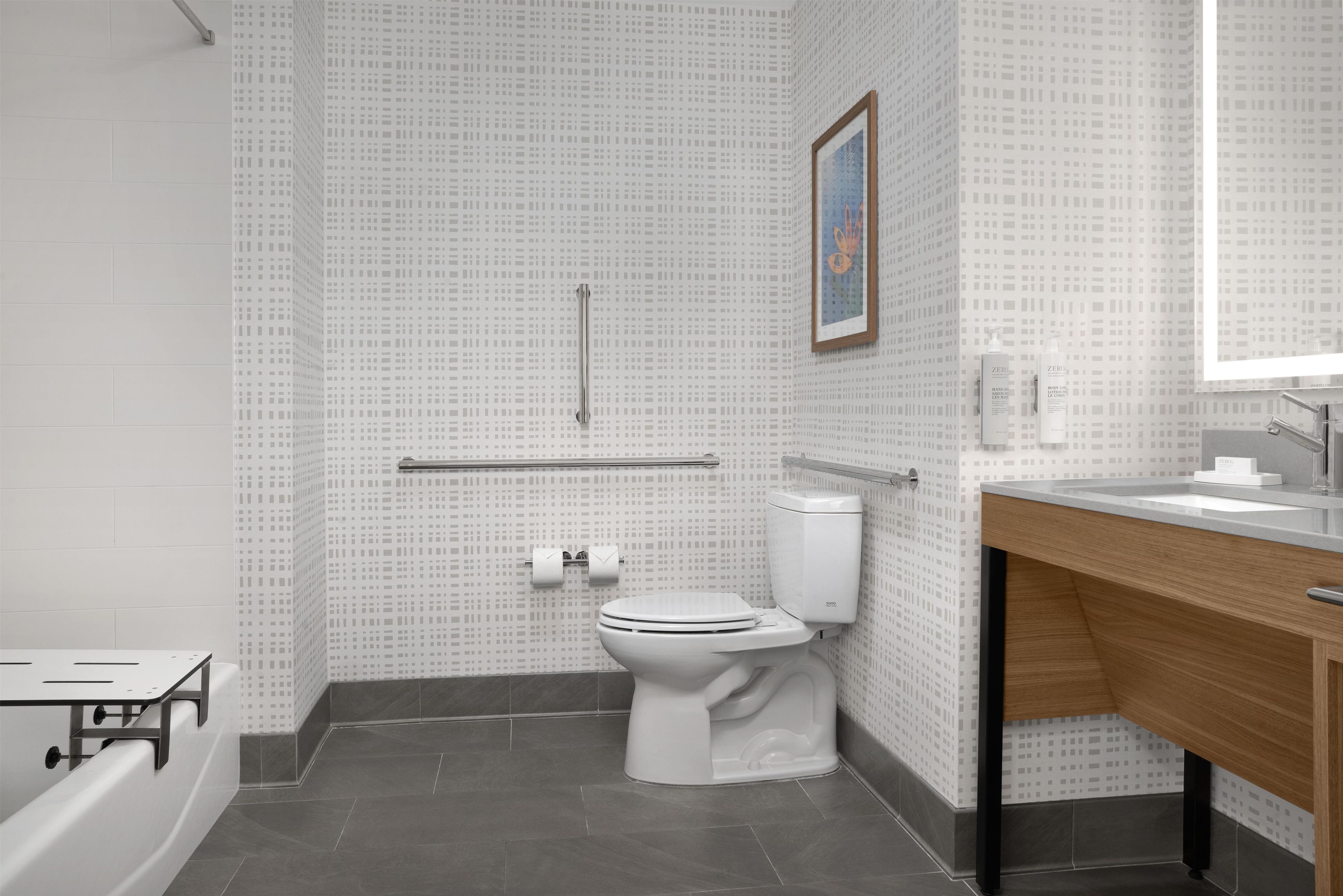 Et moderne badeværelse med toilet, bidet og badekar.