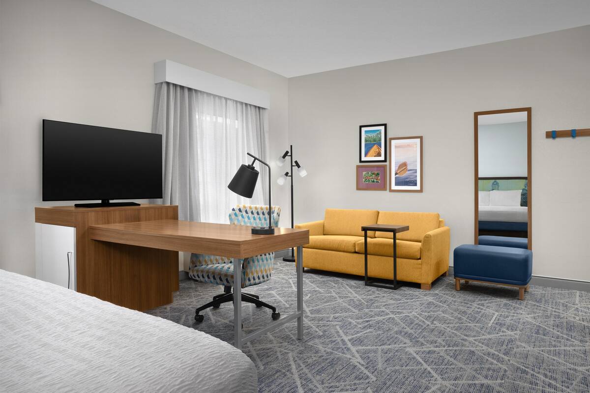 Studio Suite, 1 King Bed with Sofa bed | Premium bedding, in-room safe, desk, blackout curtains