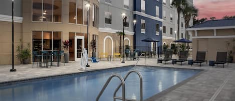 Een buitenzwembad, open van 09.00 uur tot 22.00 uur, en ligstoelen