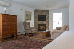 Suite (Green Briar) | Living area | Flat-screen TV