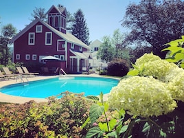 Una piscina al aire libre de temporada