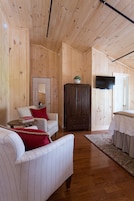 Tabla de planchar con plancha, wifi gratis y ropa de cama