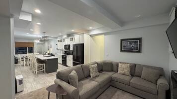 Deluxe Studio Suite | Blackout drapes, iron/ironing board, free WiFi, bed sheets