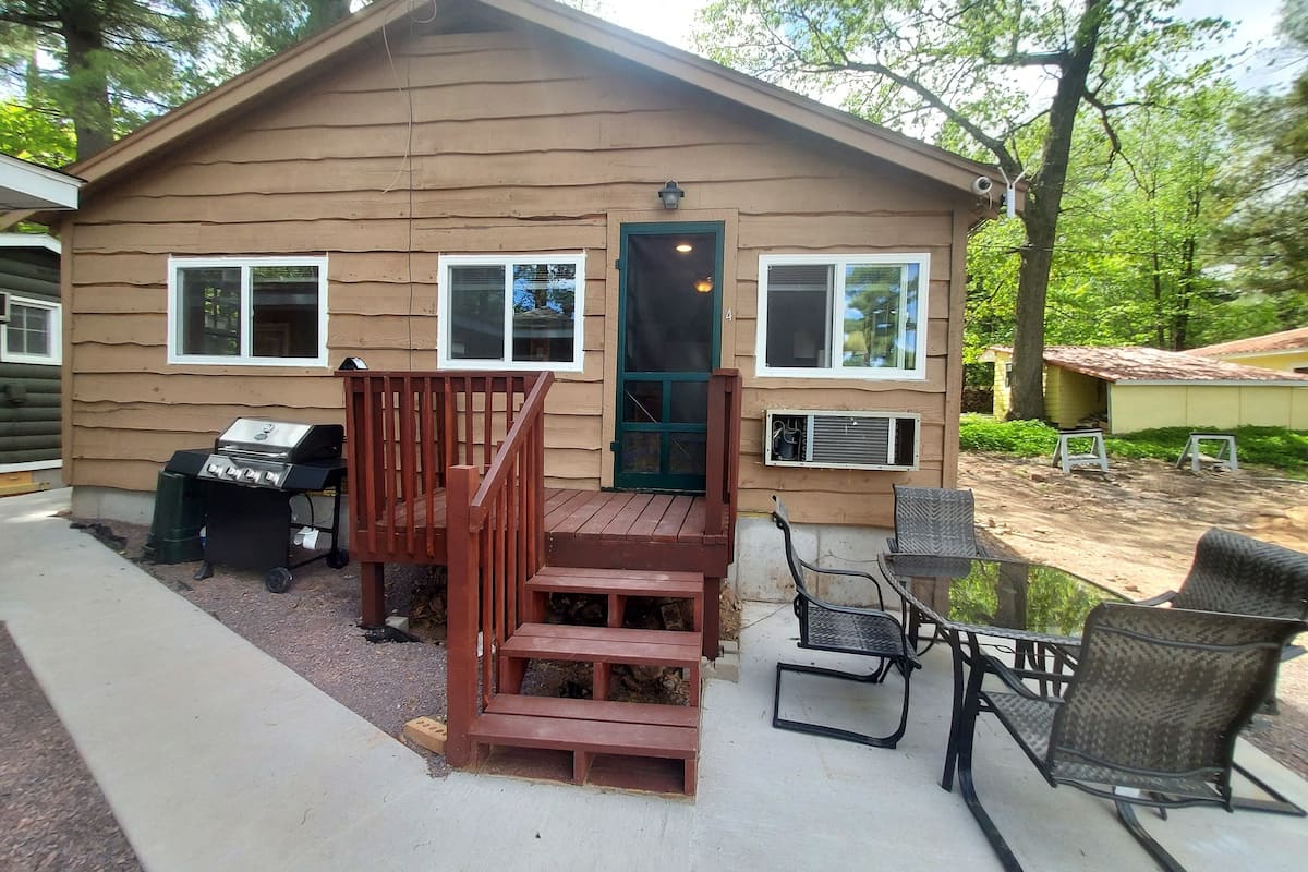 Cabin, 2 Bedrooms, Kitchen | 1 bedroom, blackout drapes, iron/ironing board, free WiFi