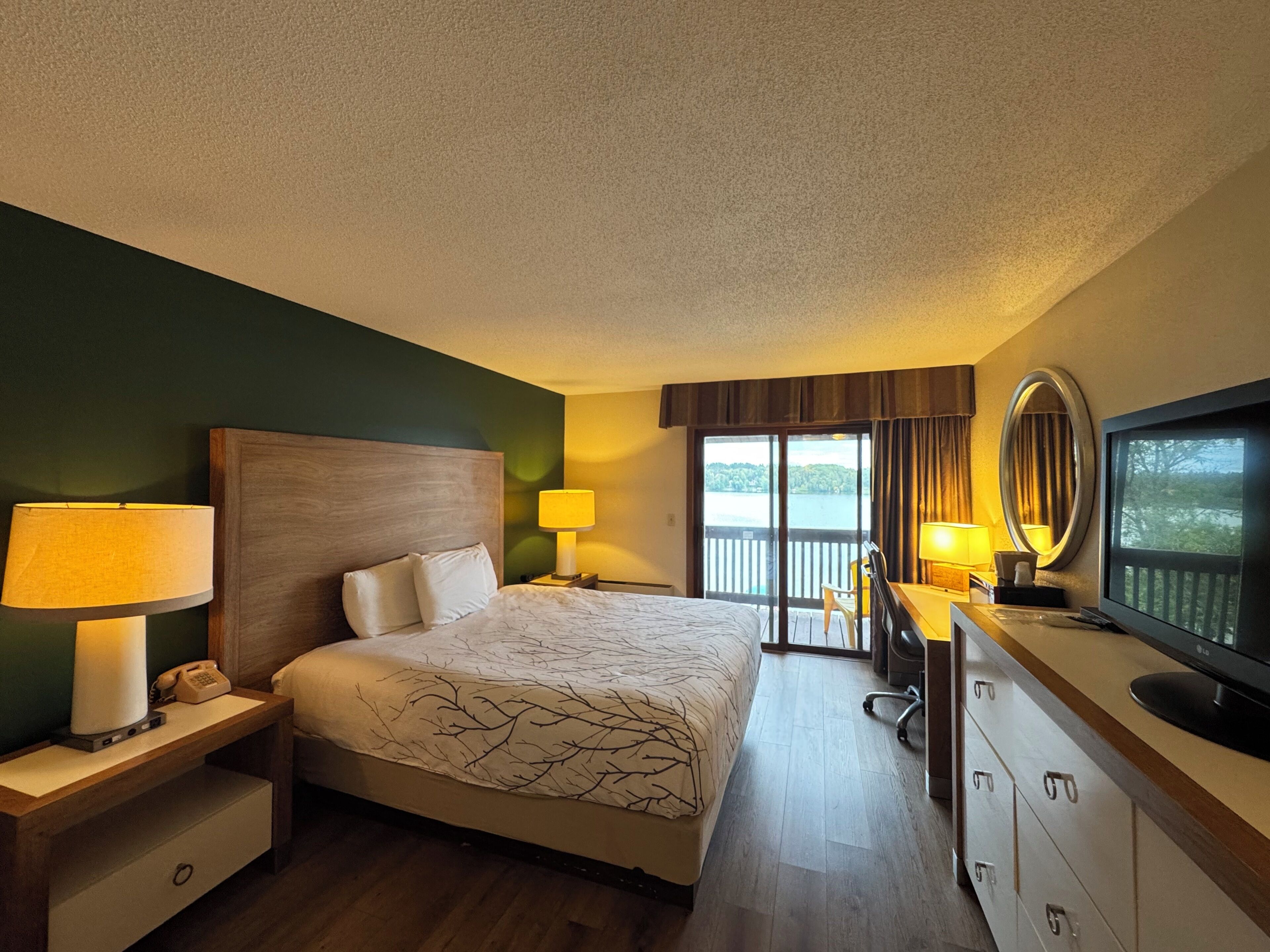 Deluxe Room | Blackout drapes, iron/ironing board, free WiFi, bed sheets