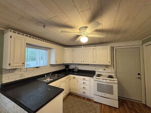 Cabin | Blackout drapes, iron/ironing board, free WiFi, bed sheets