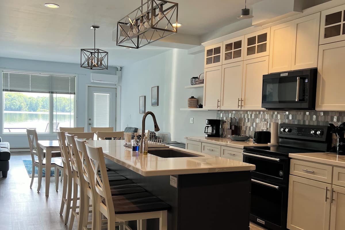 Deluxe Suite | 1 bedroom, blackout drapes, iron/ironing board, free WiFi