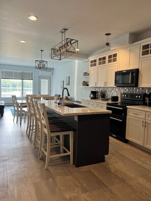 Suite – deluxe | Blendingsgardiner, strykejern/-brett, wi-fi (inkludert) og sengetøy