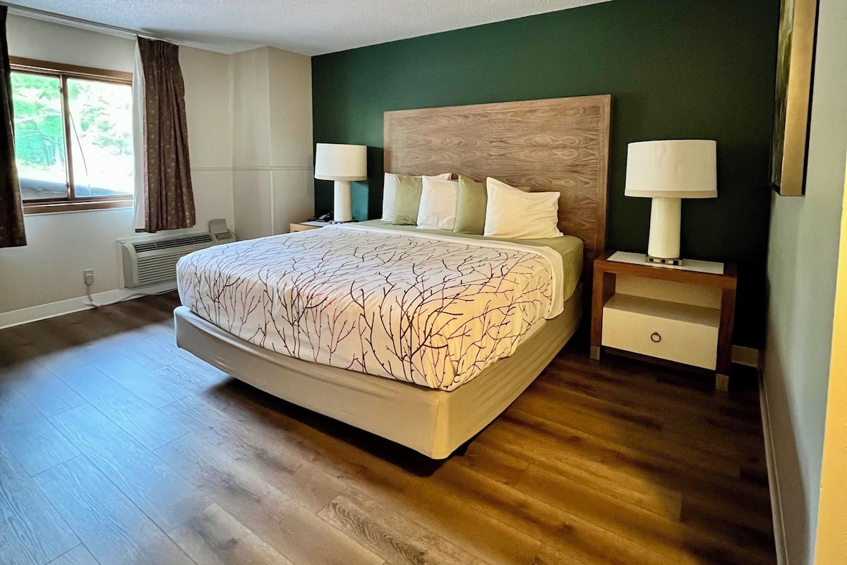 Room, 1 King Bed | 1 bedroom, blackout drapes, iron/ironing board, free WiFi