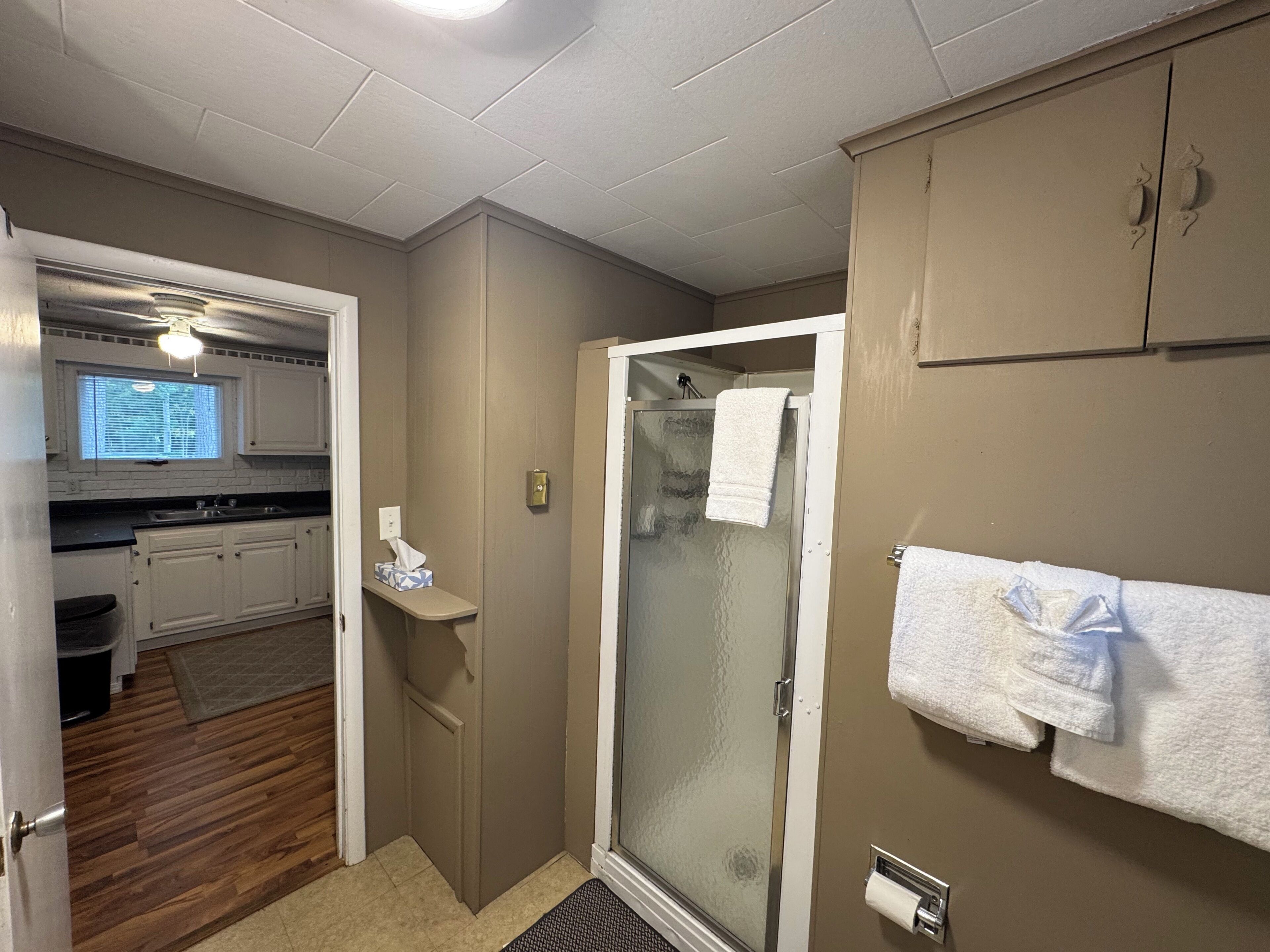 Cabin | Blackout drapes, iron/ironing board, free WiFi, bed sheets