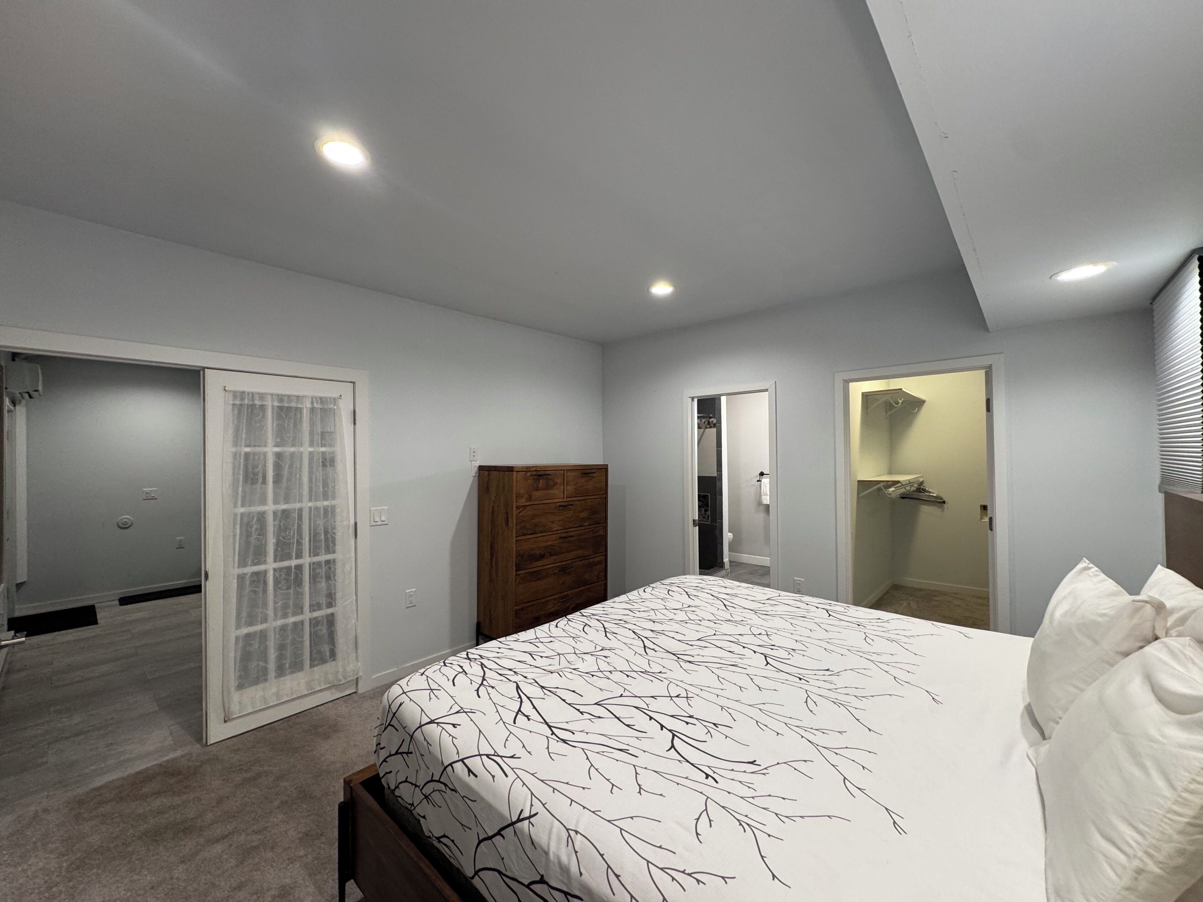 Deluxe Studio Suite | Blackout drapes, iron/ironing board, free WiFi, bed sheets