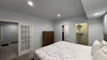 Deluxe Studio Suite | Blackout drapes, iron/ironing board, free WiFi, bed sheets