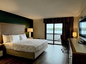 Rom, 1 kingsize-seng, utsikt mot innsjø | Blendingsgardiner, strykejern/-brett, wi-fi (inkludert) og sengetøy